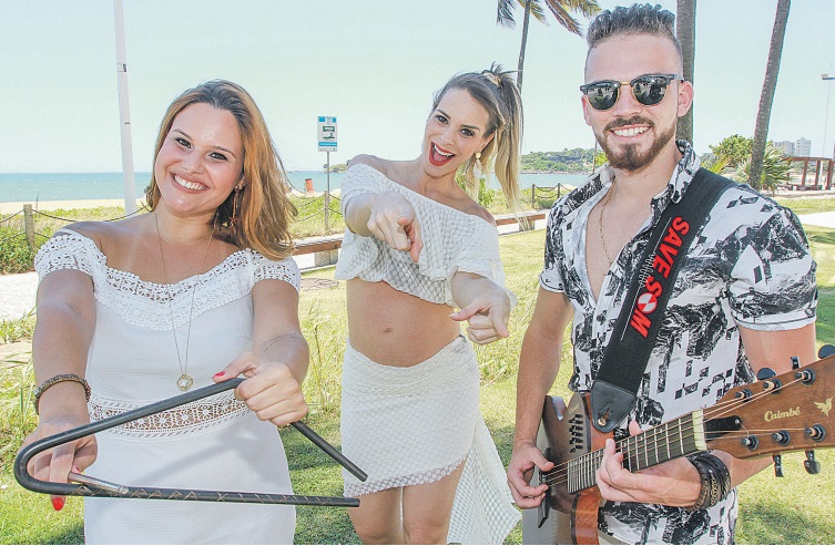 Os últimos dias de 2018 serão de trabalho para os cantores Bárbara Greco, Flavinha Mendonça e Diego Santana. Bárbara vai tocar amanhã (dia 27) no Buraco do Tatu, em Itaúnas. Ela está preparando um repertório com músicas de Luiz Gonzaga e Dominguinhos.Já Flavinha Mendonça se apresenta no dia 31 em Presidente Kennedy: “Será um show com sofrência, axé, funk, pagode: só hits do momento”. E Diego prepara o melhor do sertanejo para a virada do ano de Santa Cruz, em Aracruz. (Foto: Dayana Souza/AT)