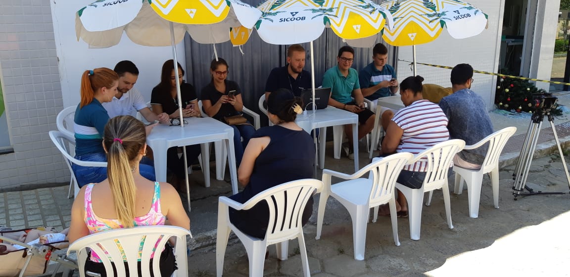 Atendimento na calçada após arrombamento em agência. (Foto: Divulgação Sicoob)