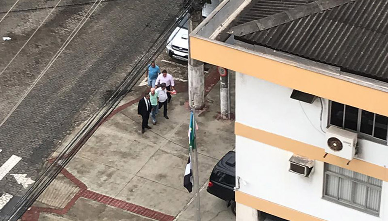 Suspeito de ter cometido o crime foi levado para a Delegacia de Homicídios e Proteção à Pessoa (Foto: WhatsApp)