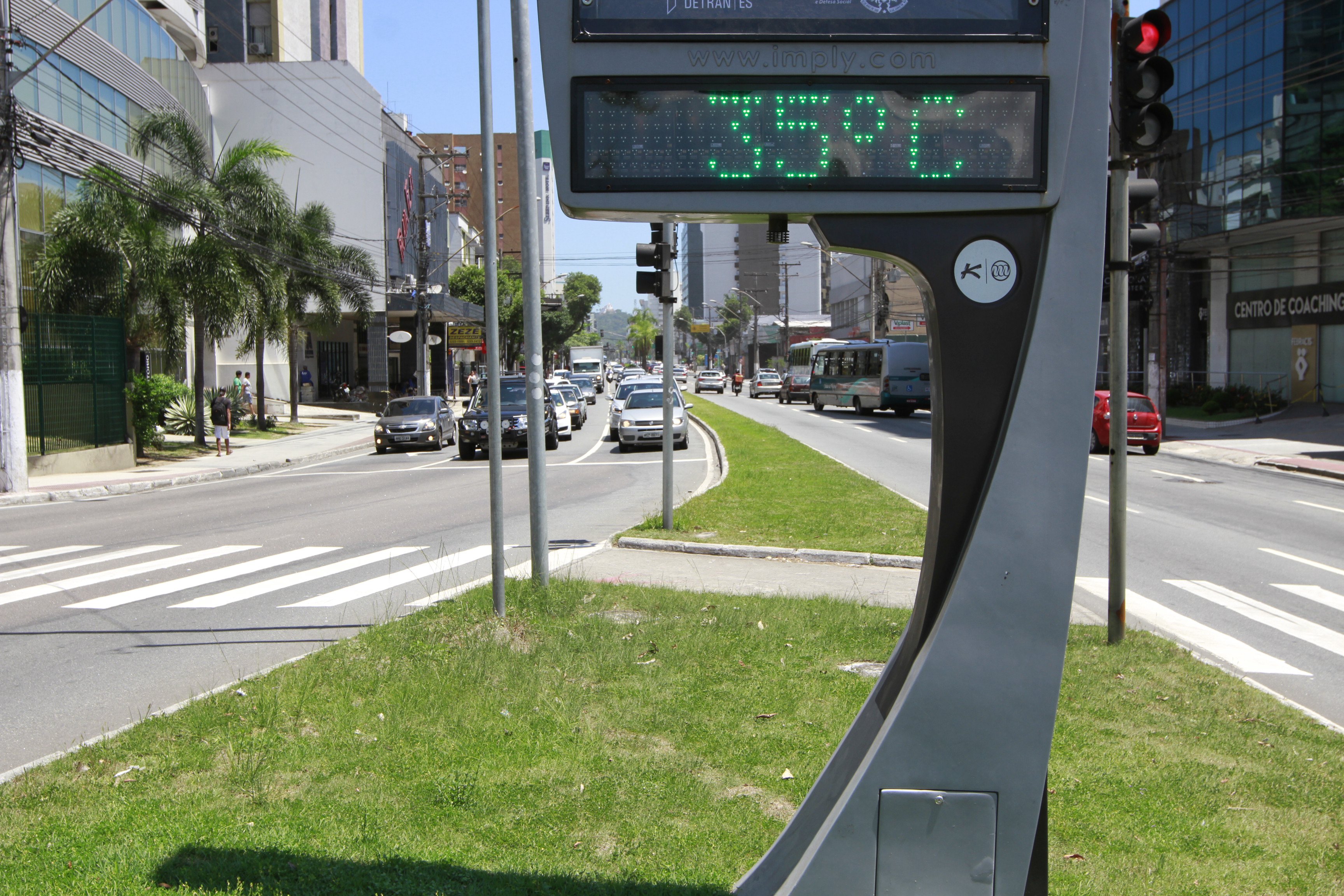Termômetro marcava 35°C na Reta da Penha, em Vitória, na tarde de ontem. (Foto: Rodrigo Gavini/AT)
