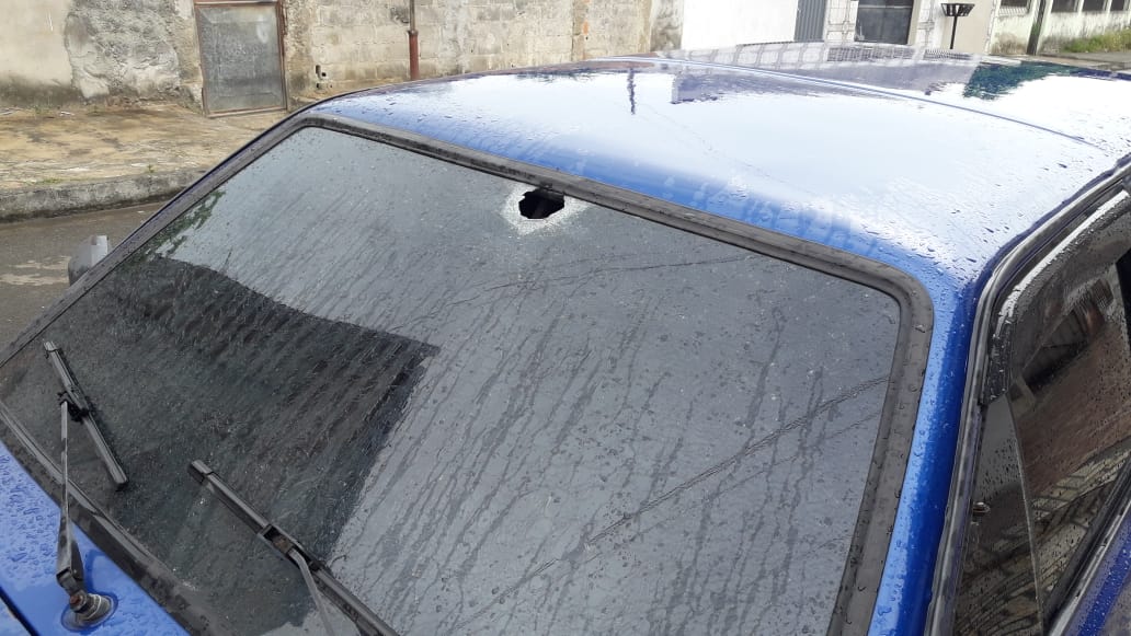 Paraty azul estacionada do lado de fora é alvejada por tiros em Vila Nova de Colares, Serra (Foto: Bruno Passos / TV Tribuna)