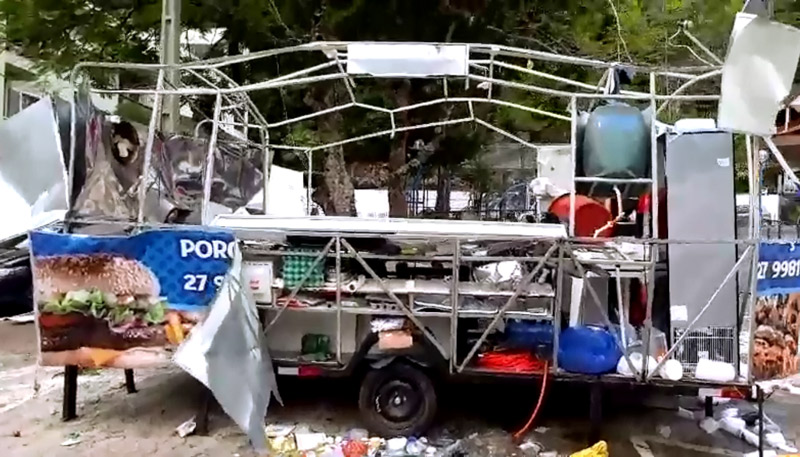 Trailer de lanches ficou destruído com a explosão da botija de gás (Foto: WhatsApp)