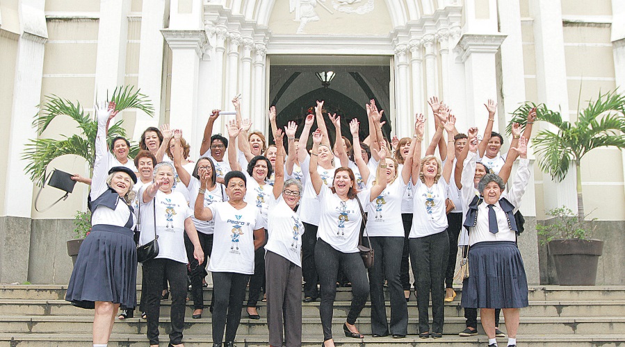 Turma de professoras teve encontro na Catedral de Vitória com direito até a uniforme igual ao usado na Escola Normal Pedro II em 1968 (Foto: Rodrigo Gavini /AT)