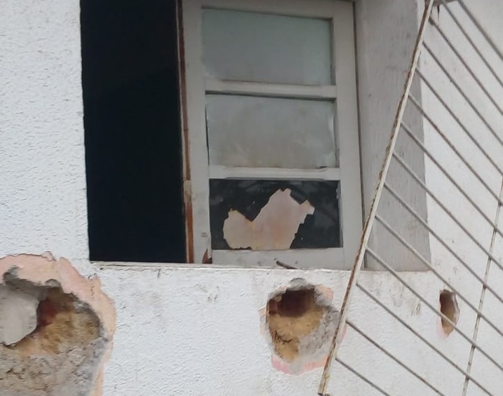 Vândalos retiraram as grades das janelas para entrar no local. (Foto: Divulgação Prefeitura de Cariacica)
