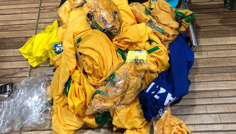 Camisas da Seleção Brasileira 'piratas' foram apreendidas na operação (Foto: Divulgação / PCES)
