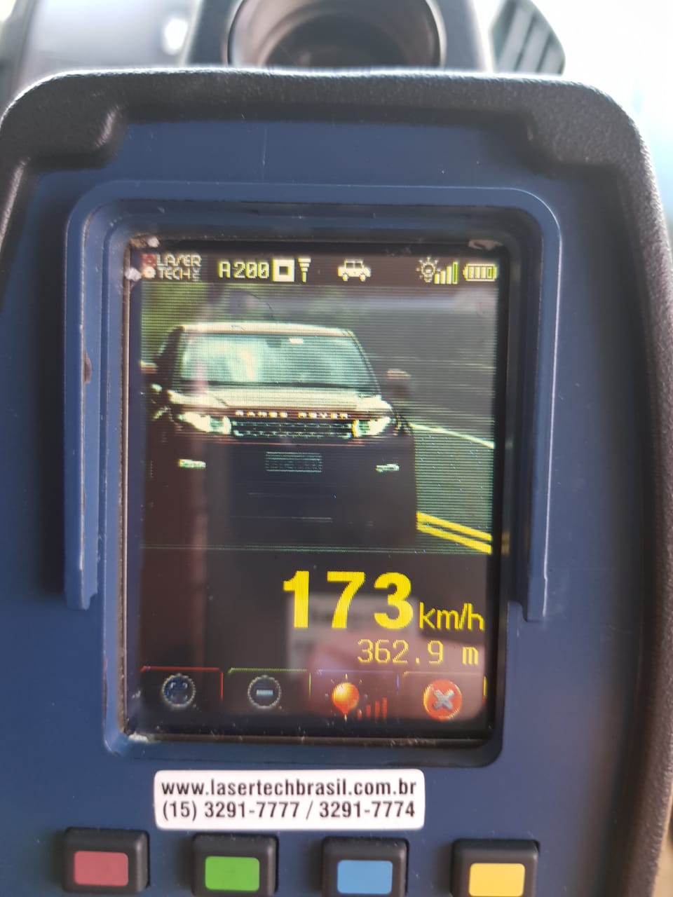 Veículo foi flagrado a 173 km/h em um trecho das rodovias federais (Foto: Divulgação / PRF)
