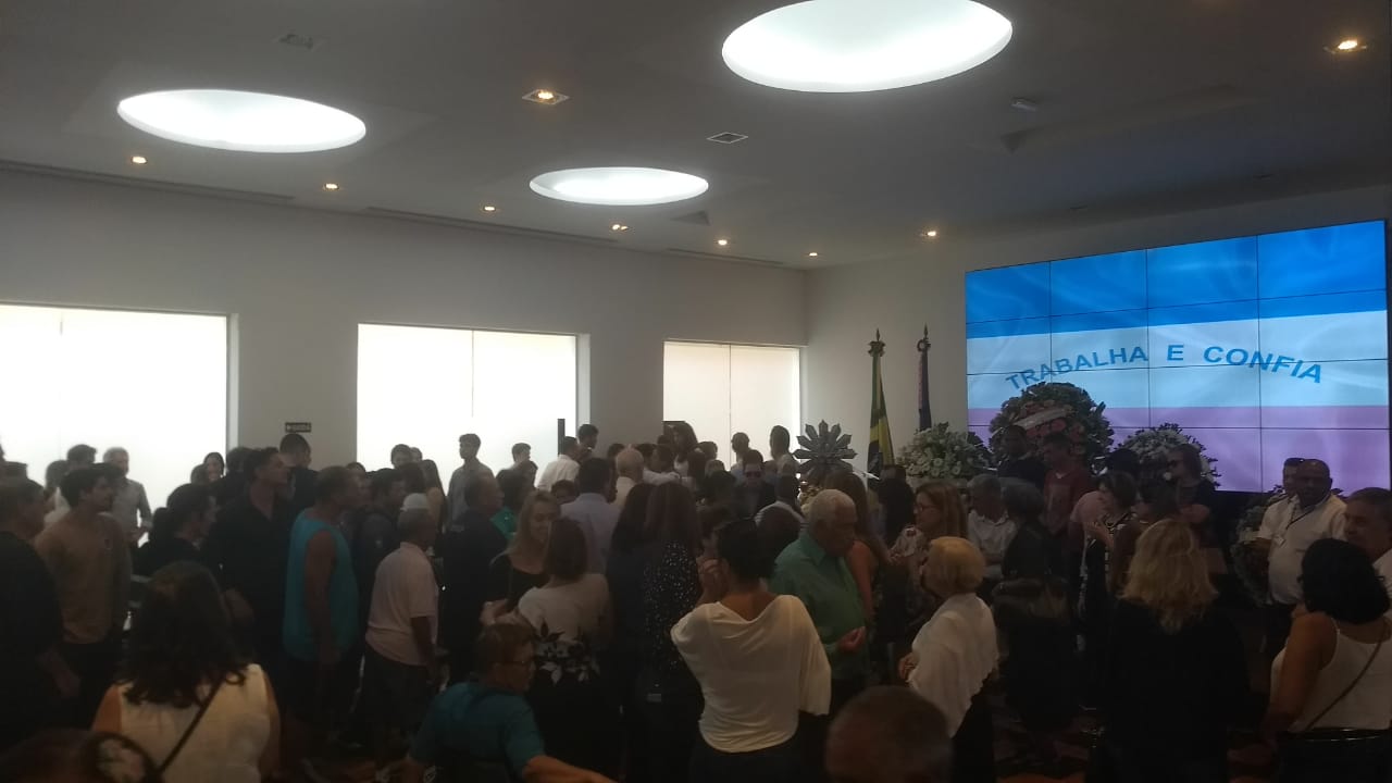 Velório foi aberto ao público às 10 horas. (Foto: Kleber Amorim)