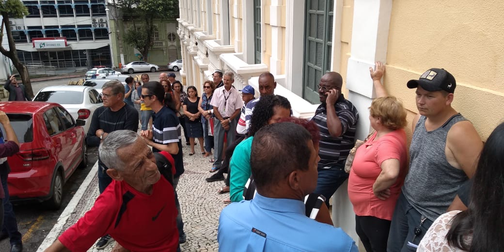 Populares fazem fila do lado de fora do Palácio Anchieta para participar do velório do ex-governador Gerson Camata. (Foto: Fábio Nunes/AT)