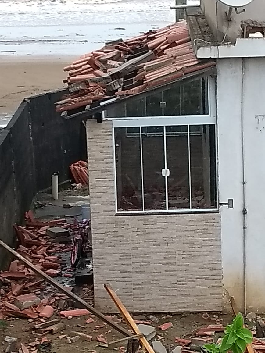 Ventania destelha casa em Anchieta (Foto: Jonas Pereira)