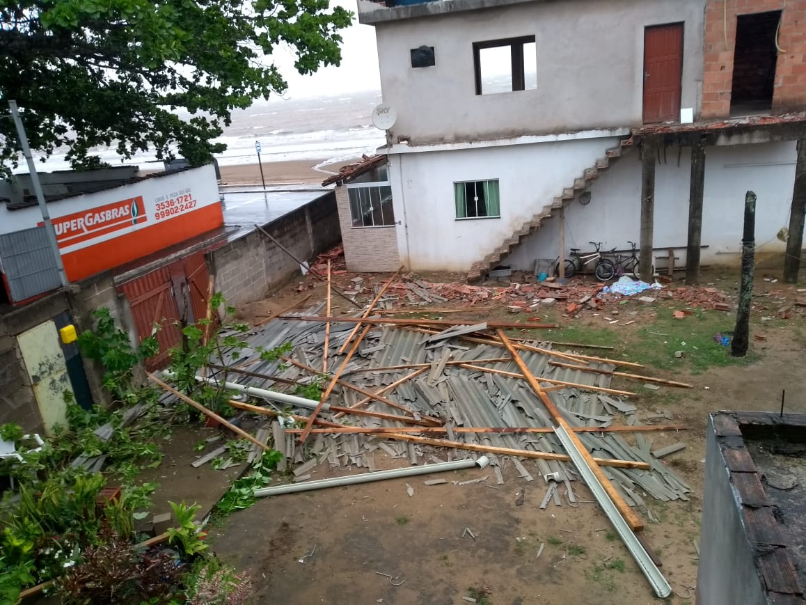 Ventania destelha casa em Anchieta. (Foto: Jonas Pereira)