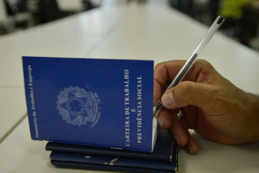 Imagem ilustrativa da imagem Um milhão já teve contrato suspenso ou salário e jornada cortados, diz governo
