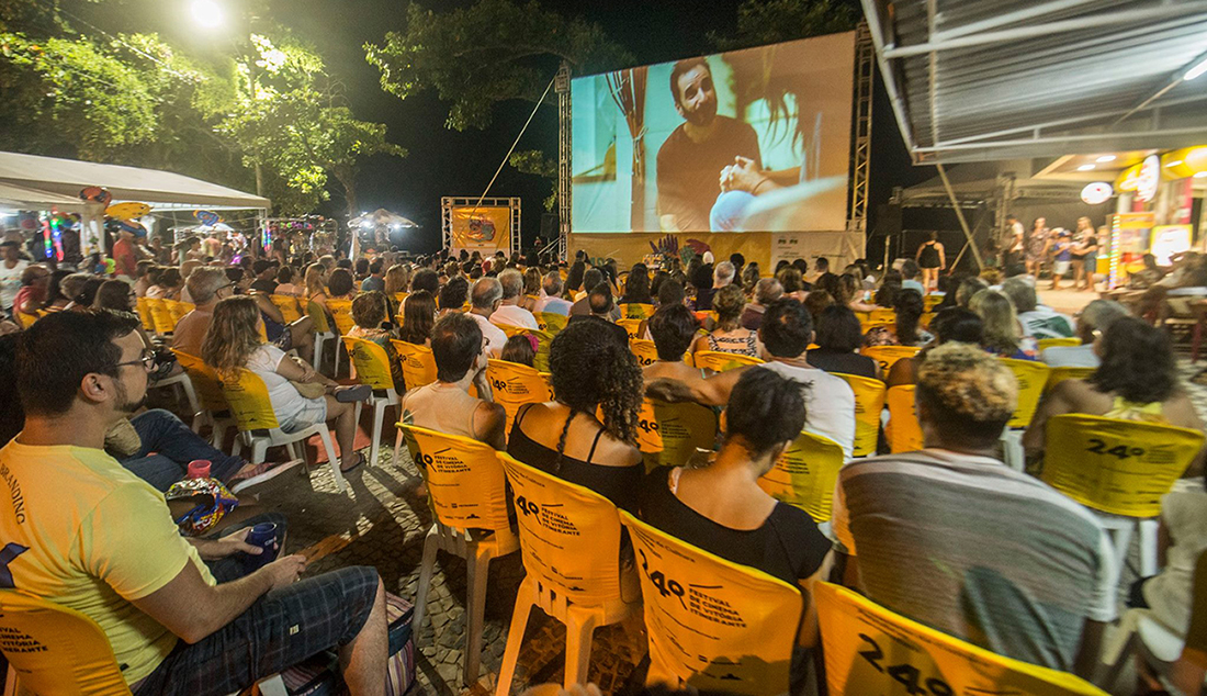 Balneários do Espírito Santo recebem o caminhão-cinema do 25º Festival de Cinema de Vitória Itinerante. Foto da 24ª edição na Praia Costa Azul, em Iriri (Foto: 24º Festival de Cinema de Vitória Itinerante)