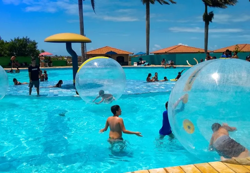 Bolhas aquáticas para se divertir dentro da piscina estão entre as novidades do Thermas, em Guarapari