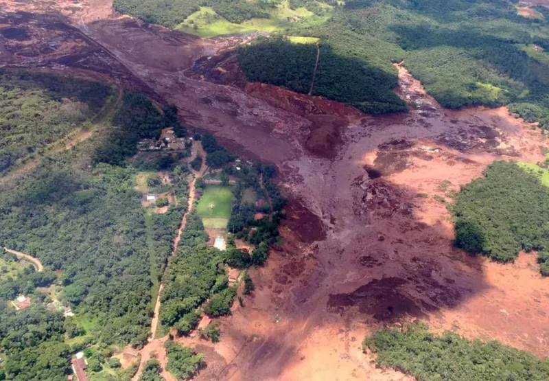 Imagem aérea mostra área atingida por lama de barragem.