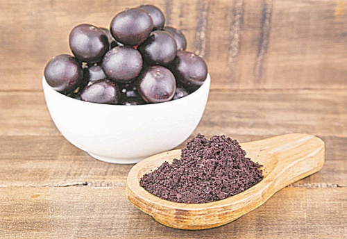 Por conter gorduras boas e fibras, o açaí natural colabora para a redução do colesterol no organismo