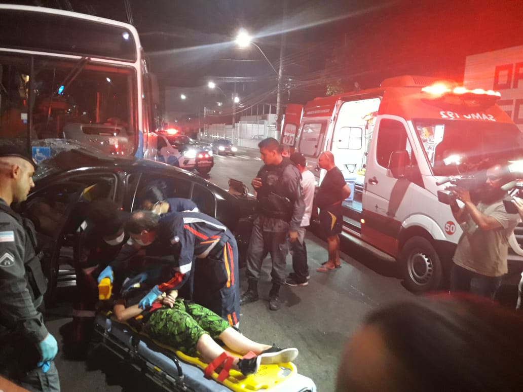Vítima foi socorrida por uma ambulância do Samu. (Foto: Fábio Melo)