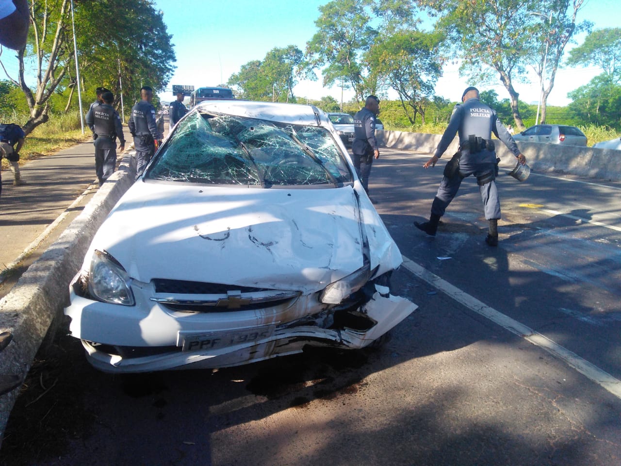 Carro capota na Reta do Aeroporto (Foto: Kananda Natielly)