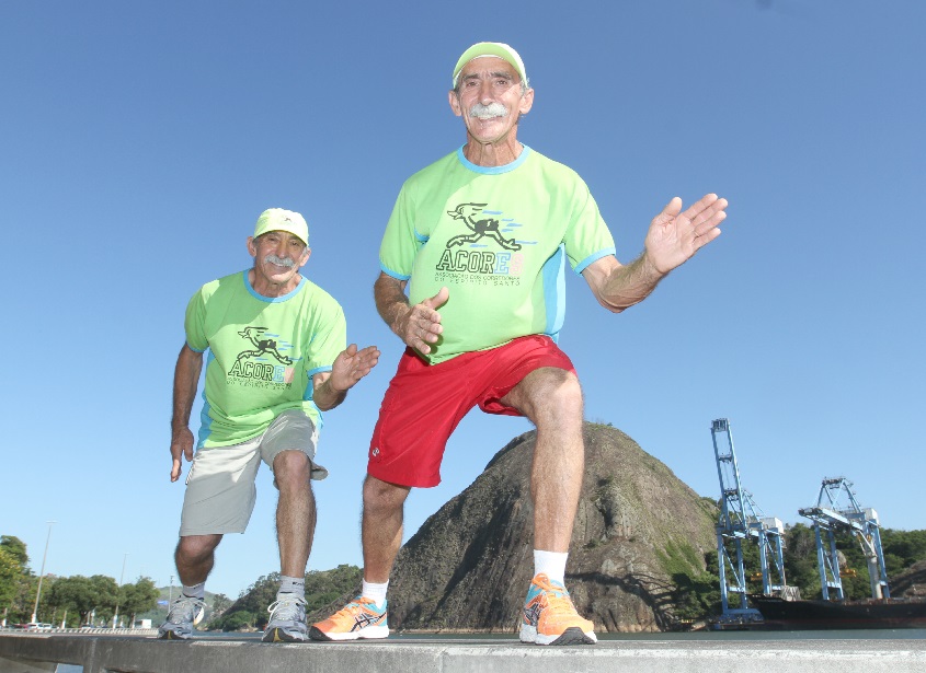 Os irmãos gêmeos Amarílio e Deolindo Braga correm há 40 anos e não enfrentam problemas de saúde (Foto: Beto Morais/A Tribuna)