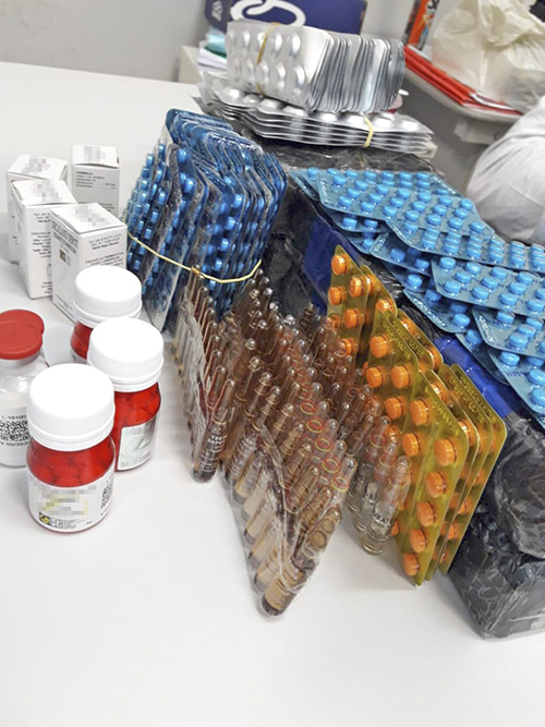Foram encontrados 5.460 comprimidos para disfunção, 1080 comprimidos abortivos e ampolas e frascos de substâncias anabólicas (Foto: Esthefany Mesquita)