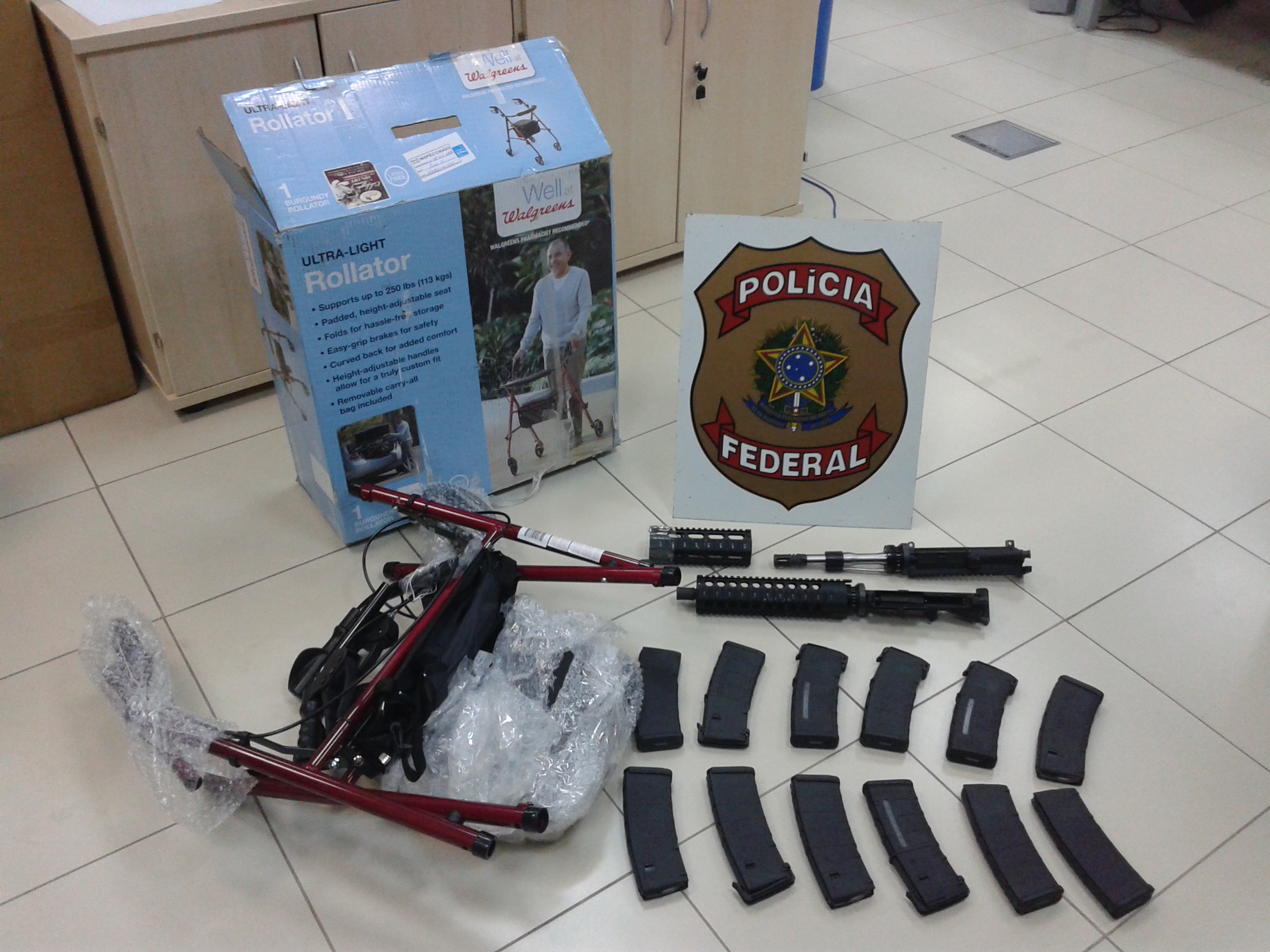 Peças e carregadores de fuzis enviados com outros produtos para o Brasil. (Foto: Divulgação PF-ES)