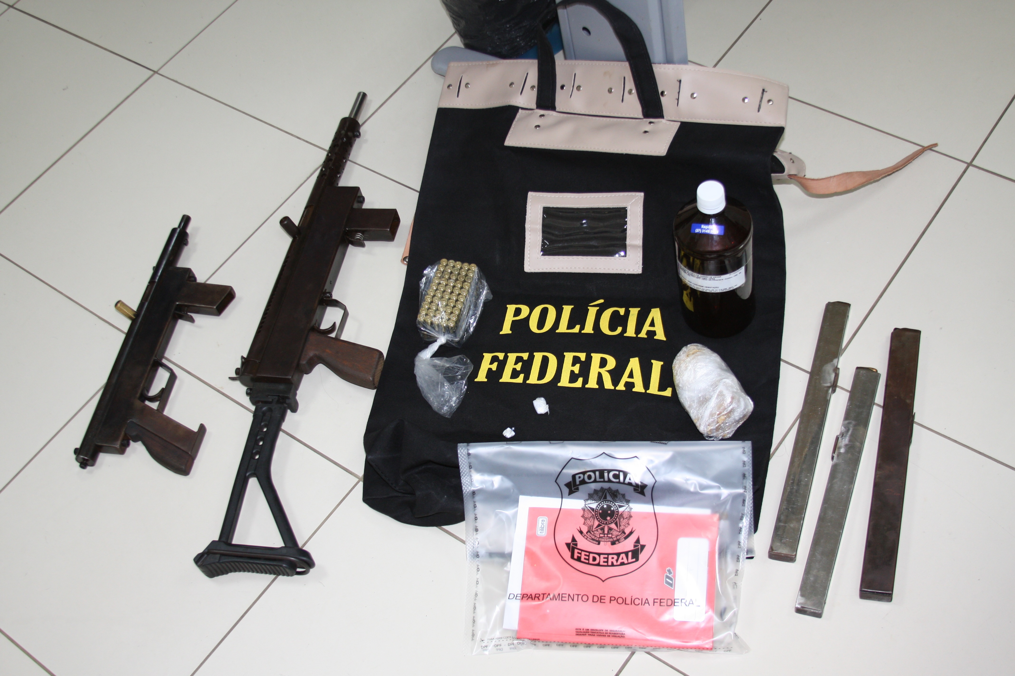Armas e materiais apreendidos durante cumprimento de mandados. (Foto: Divulgação Polícia Federal)