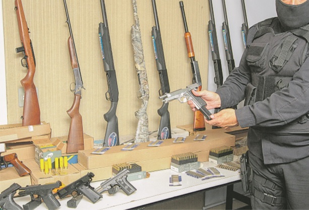 Armamento e munições irregulares são apreendidos com frequência pela polícia. (Foto: Arquivo AT)