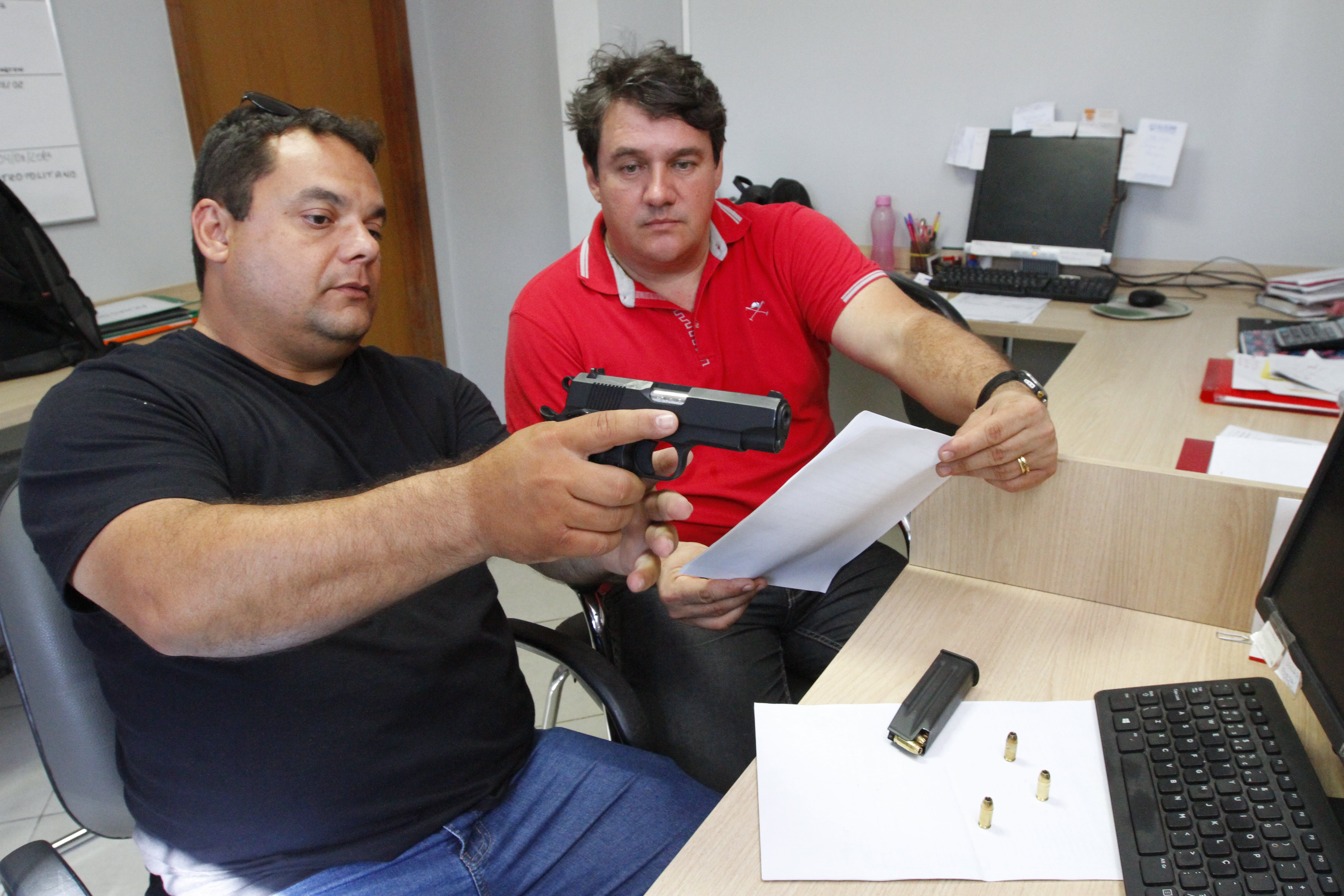 Marlos Borges é instrutor e despachante de armas e orientou Darlan Jader Melotti com pistola descarregada. (Foto: Leone Iglesias/AT)