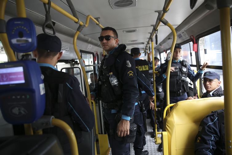 Força Nacional de Segurança Pública, durante patrulha nos ônibus do Ceará no início deste ano (Foto: José Cruz/Agência Brasil)