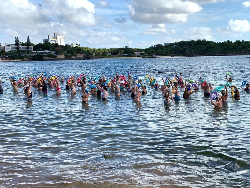 Hidroginástica na praia é uma das atividades físicas gratuitas ofertadas à população em Vila Velha no verão (Foto: Divulgação/ Prefeitura de Vila Velha)