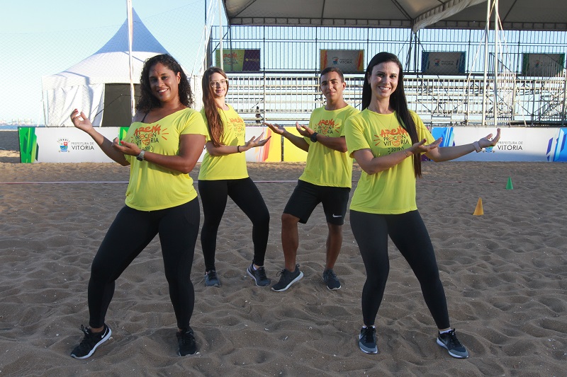 Bárbara, Yasmim, Leonardo e Elaine ensinam vários ritmos na Arena Procon Vitória, na Praia de Camburi (Foto: Dayana Souza/ AT/ 29/01/2019)