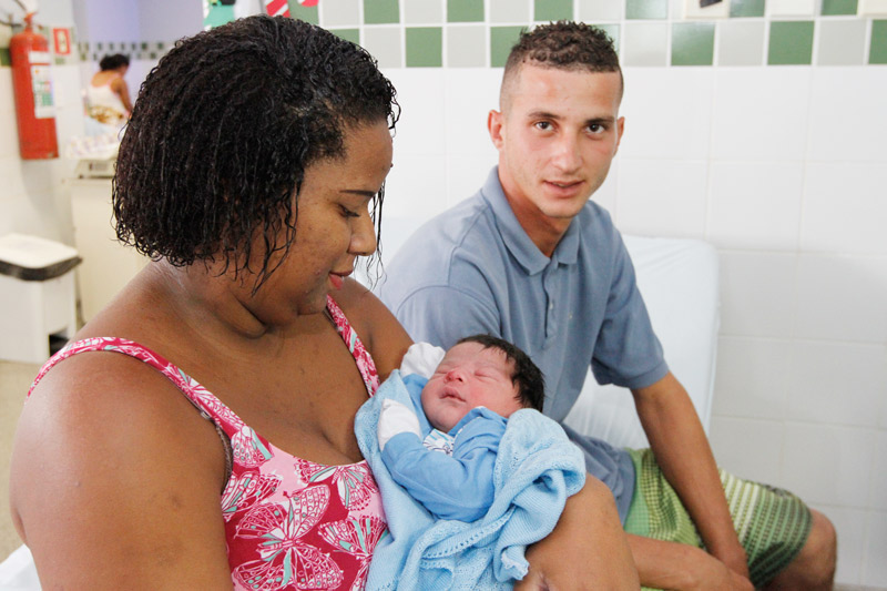 Renato Júnior e seus pais Nathália e Renato (Foto: Leonardo Bicalho / AT - 01/01/2019)
