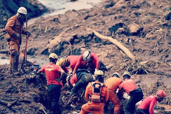 Equipe realiza buscas em Brumadinho. (Foto: Divulgação Corpo de Bombeiros MG)