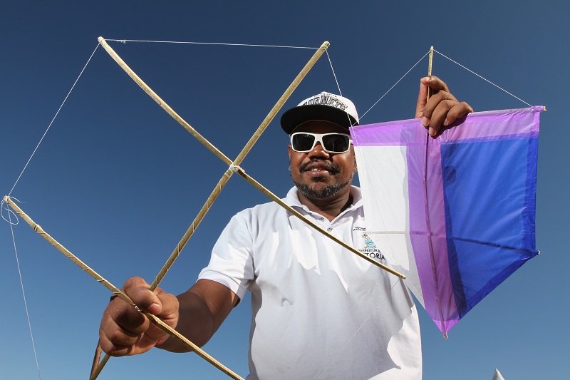 O coordenador da Casa da Juventude, Márcio Rodrigues, vai ensinar a criançada a confeccionar pipas (Foto: Rodrigo Gavini/ AT)