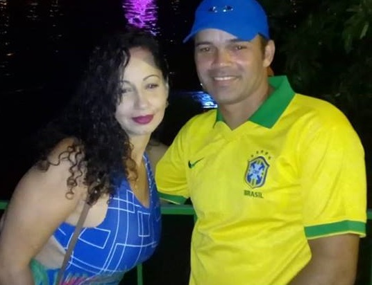 Jaqueline e Marcelo foram arrastados por uma onda. (Foto: Reprodução/Facebook)