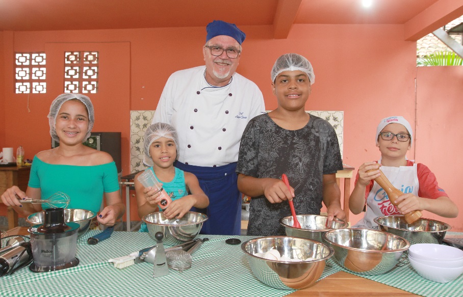 O chef de cozinha Aloysio Seidel ensina culinária a Carolina, Elis, Pedro e Daniel: “Mão na massa, livre da tecnologia” (Foto: Dayana Souza/AT)
