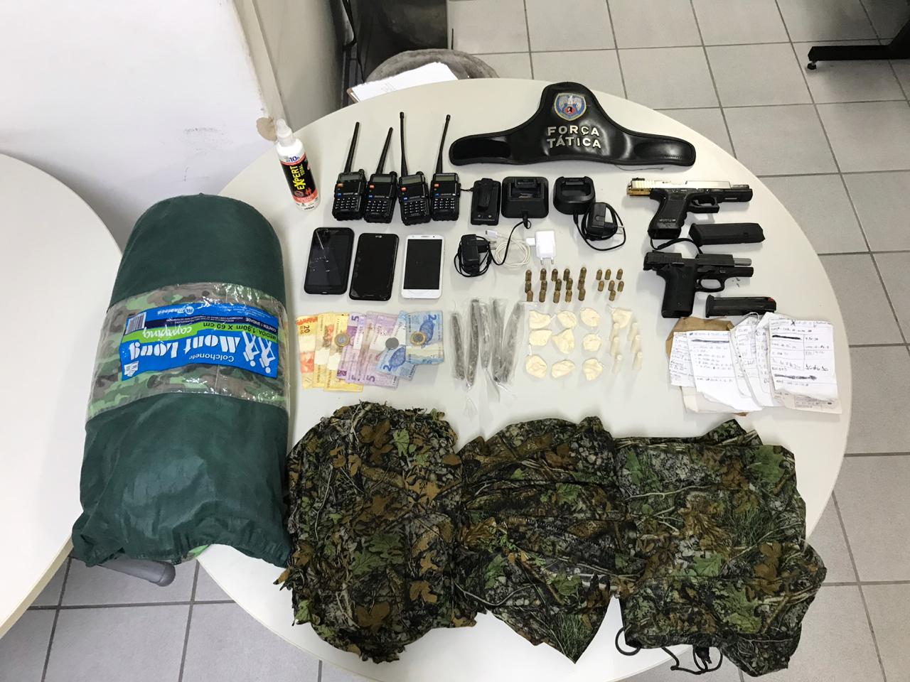 Polícia encontrou as roupas camufladas e outros objetos (Foto: Divulgação)