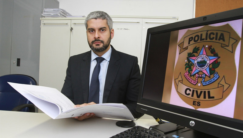 De acordo com o delegado Brenno Andrade, titular da Delegacia Especializada de Repressão aos Crimes Cibernéticos (DRCC), a mulher vendia tênis pela internet mas não entregava e nem devolvia o dinheiro. (Foto: Dayana Souza/AT)