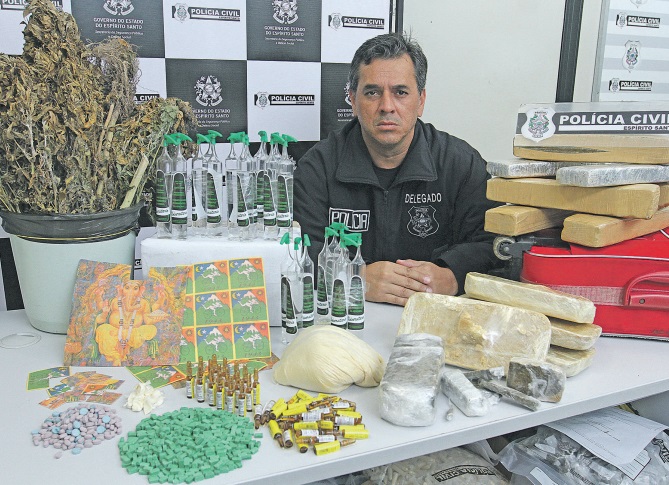 Delegado Fabrício Dutra exibe drogas apreendidas pela polícia: “Estamos investigando quem traz e distribui” (Foto: Beto Morais/AT)