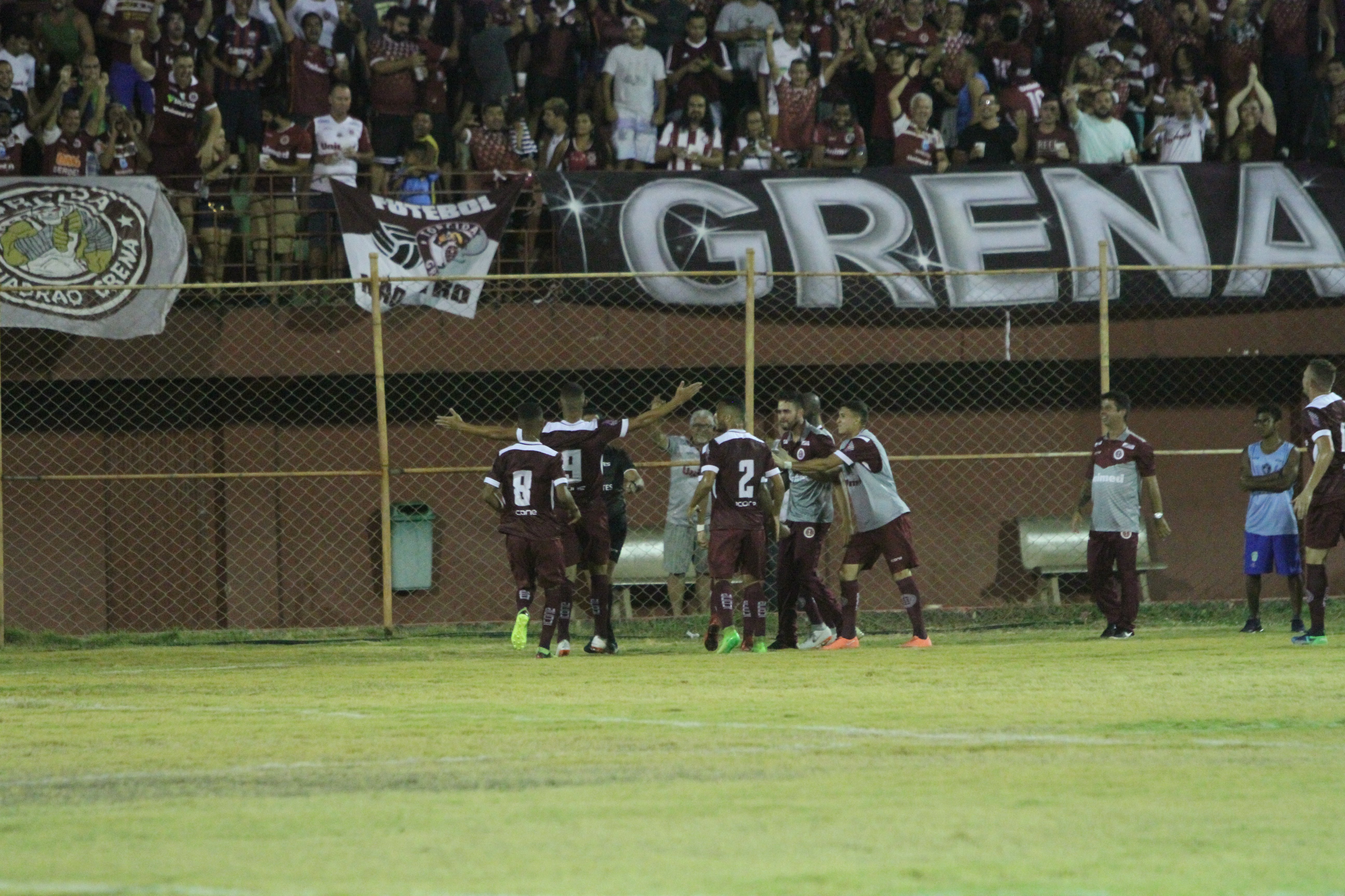 Jogadores da Desportiva comemoram gol do atacante Vinicius (Foto: Beto Morais/AT)