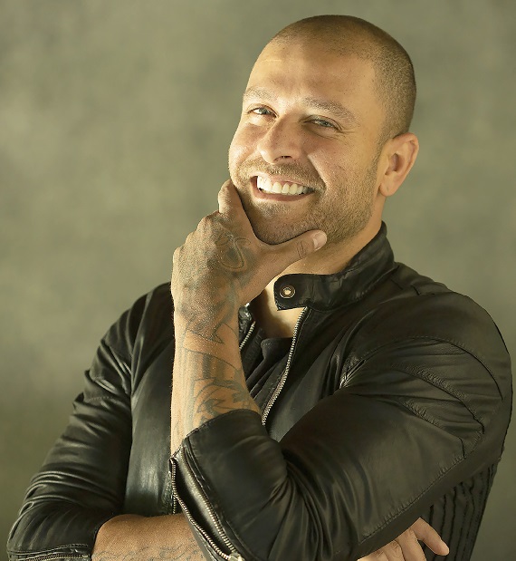 Diogo Nogueira cantará hits como “Pé na Areia” e sua mais nova música, “Tá Faltando o Quê” (Foto: Marcos Hermes)