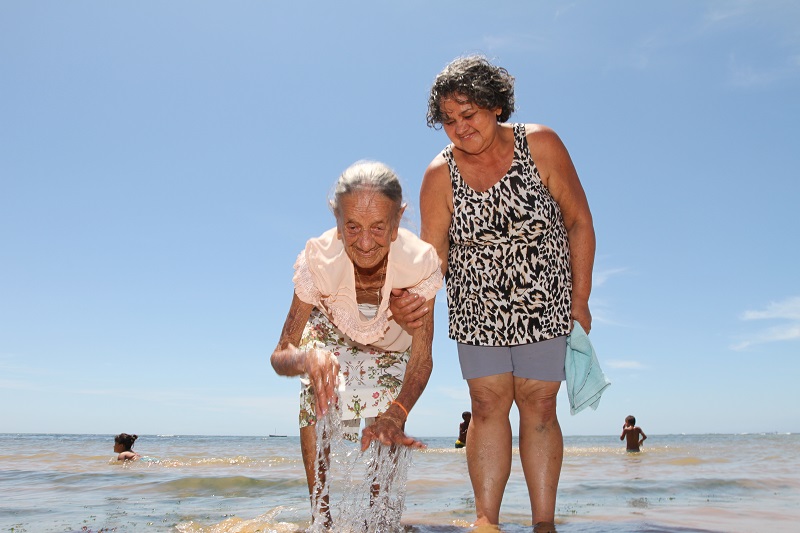 Dona Almezina Senhorinha de Jesus, ao lado da filha Vera Lúcia, realizou o sonho na praia de Carapebus (Foto: Rodrigo Gavini/ AT)