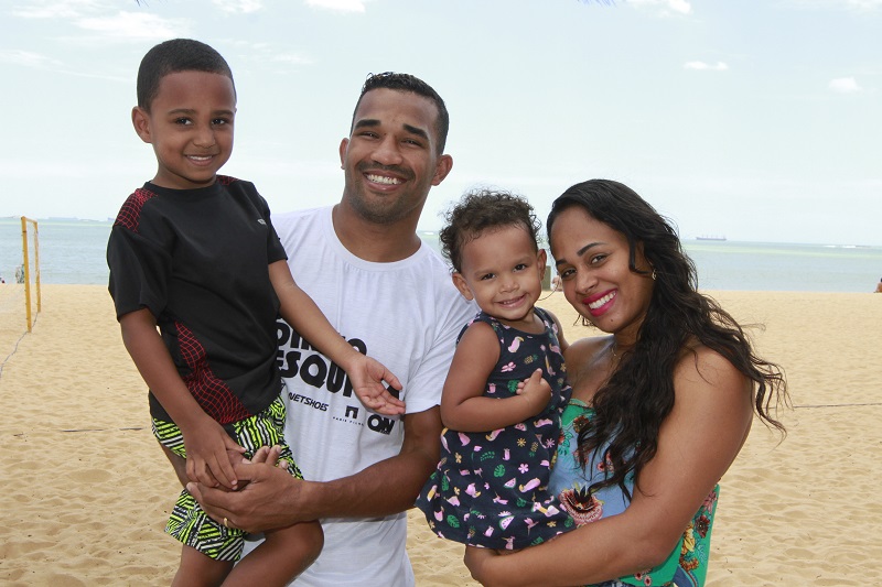 Esquiva Falcão posa, nas férias no Estado, ao lado da mulher, Suelen, e dos filhos Juan e Luiza (Foto: Kadidja Fernandes/ AT/ 30/11/2018)
