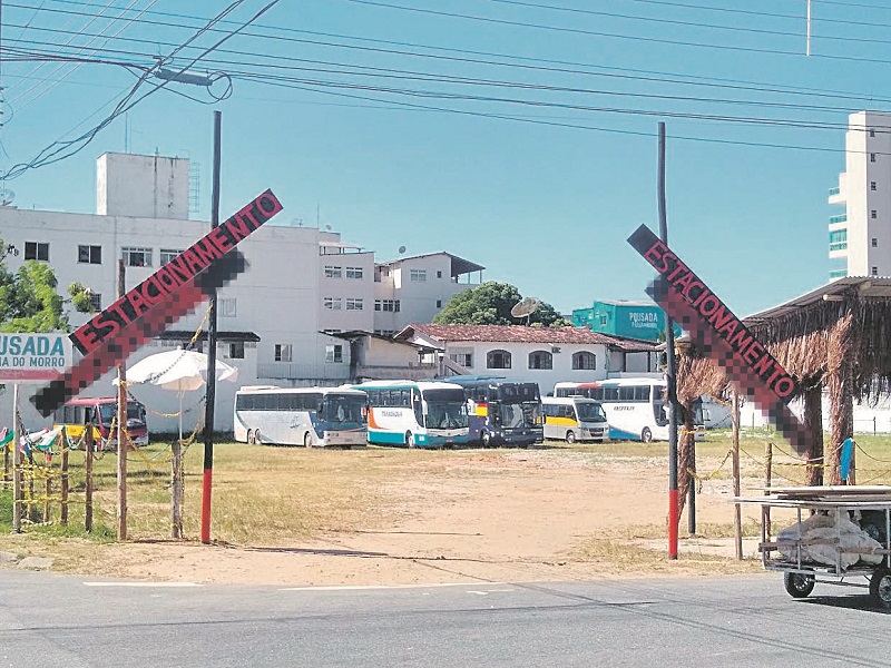 Ônibus de excursões ocupam os estacionamentos particulares e prejudicam o trânsito nas ruas da cidade (Foto: Roberta Bourguignon)
