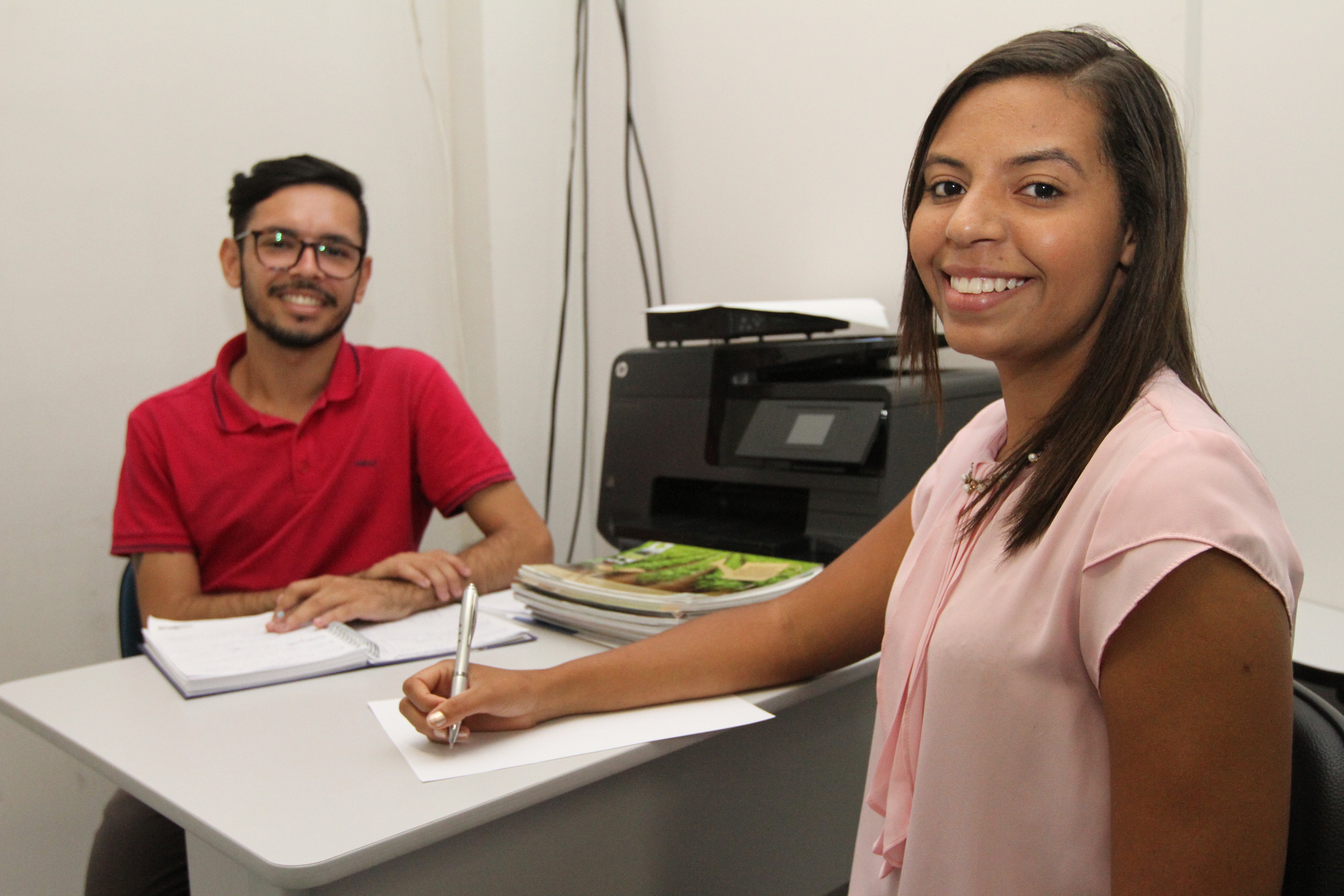 A estudante Jéssica Xavier Klipel, de 24 anos, tenta vaga de técnico administrativo e participa de testes com o especialista em recrutamento Paulo Ricardo Fontes. (Foto: Rodrigo Gavini/AT)