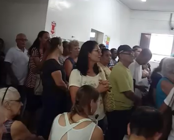 Pacientes esperam em pé e reclamam de ar-condicionado quebrado e água quente no bebedouro. (Foto: Reprodução vídeo internauta)