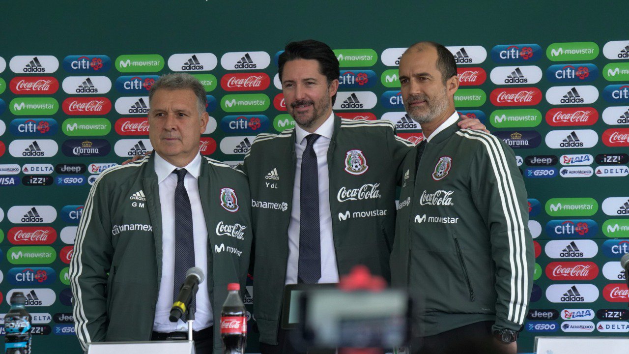 Foto oficial da apresentação de Gerardo Martino junto com Yon de Luisa e Guillermo Cantú. (Foto: Reprodução/Twitter)
