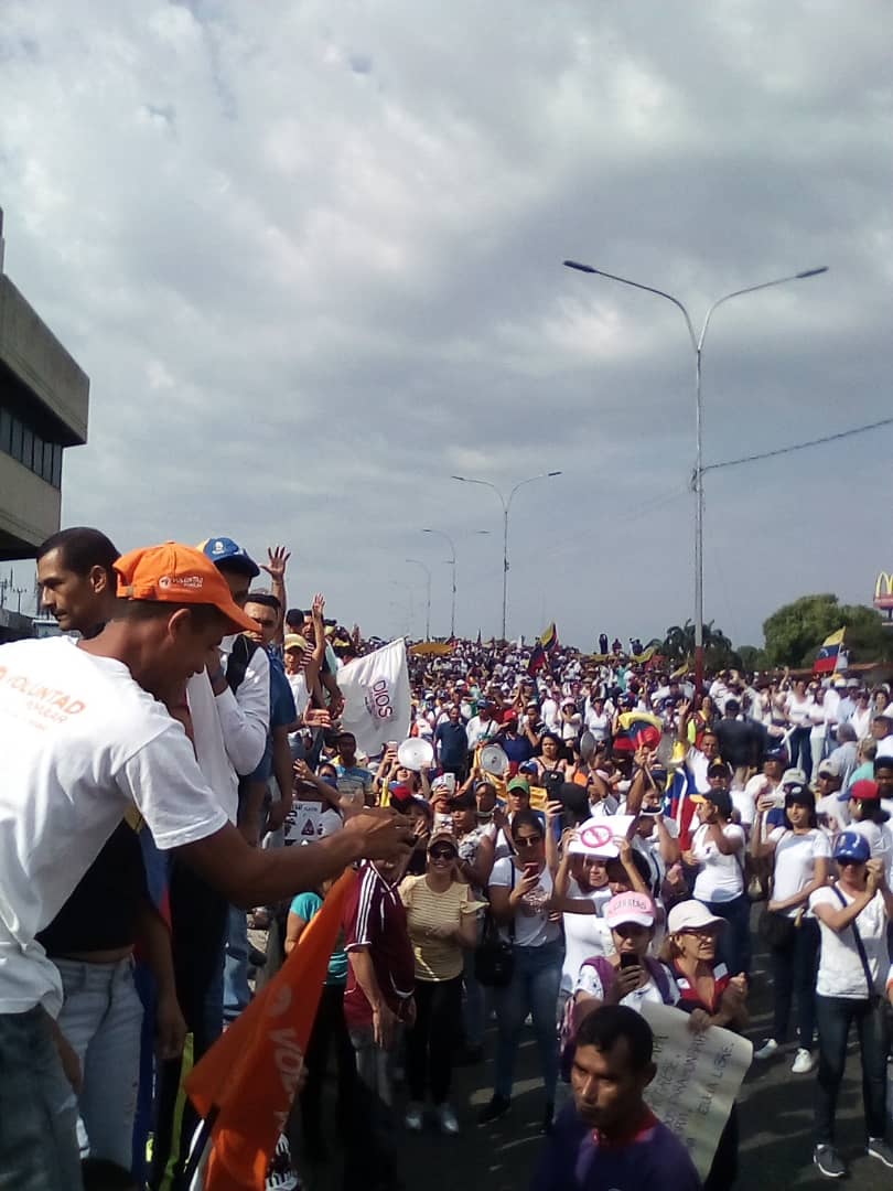 Foto tirada por Karen, na avenida 23 de Janeiro, no estado de Barinas, mostra quantidade impressionante de pessoas protestando contra o governo de Nicolás Maduro, na Venezuela. (Foto: Karen de Garcia Jimenéz)
