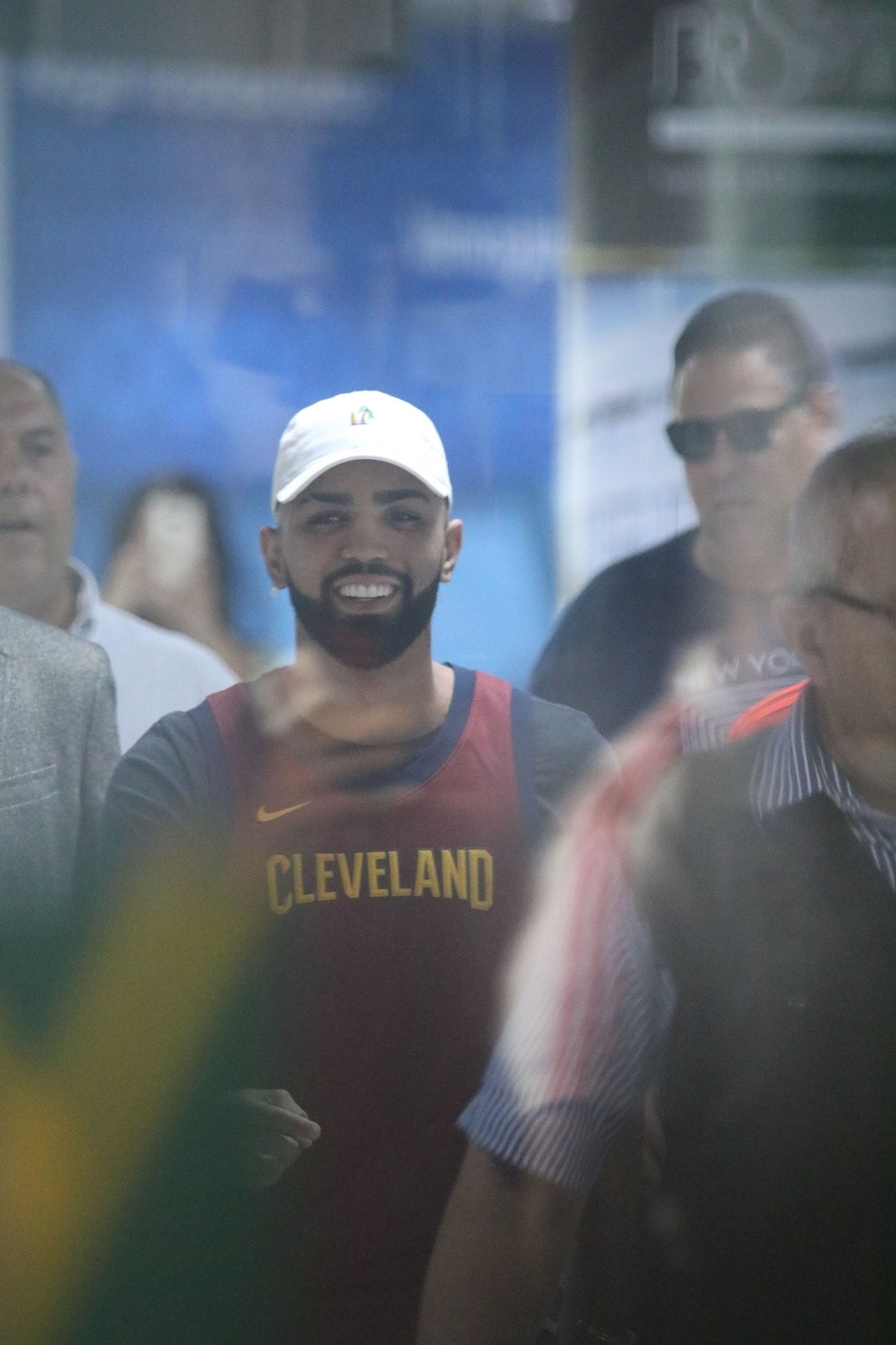 Jogador desembarcou em aeroporto do Rio de Janeiro nesta quarta (Foto: Francisco Cepeda/ AgNews)