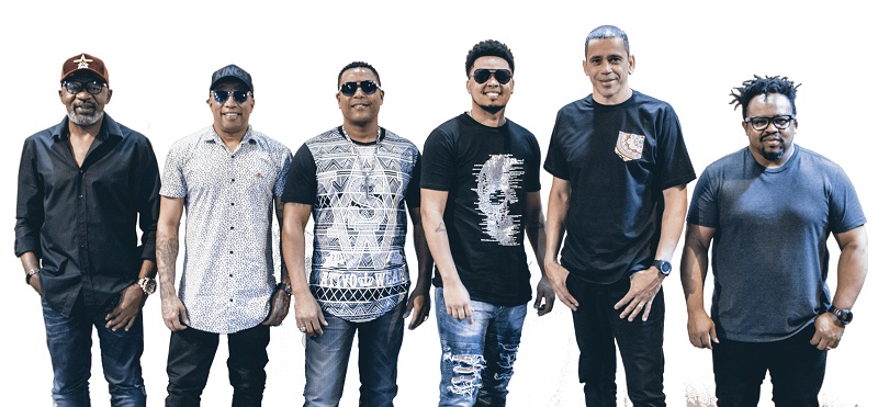 Os músicos do grupo revelação fazem show na Praia do Morro, em Guarapari, com um amplo repertório de samba e pagode (Foto: Divulgação)
