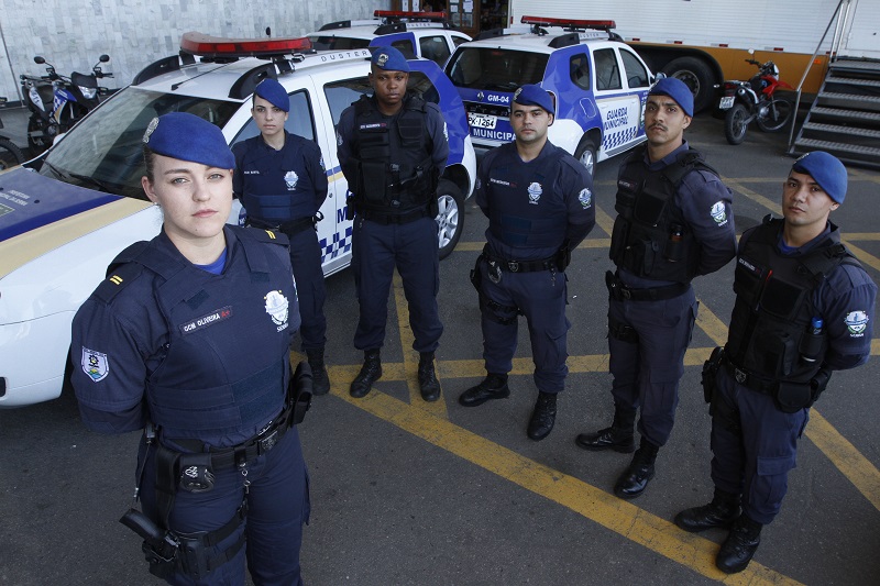 Viviane com equipe de guardas (Foto: Thiago Coutinho/ AT)